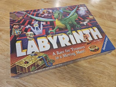 LABYRINTH ! A Race for treasures in a moving maze. Board Game