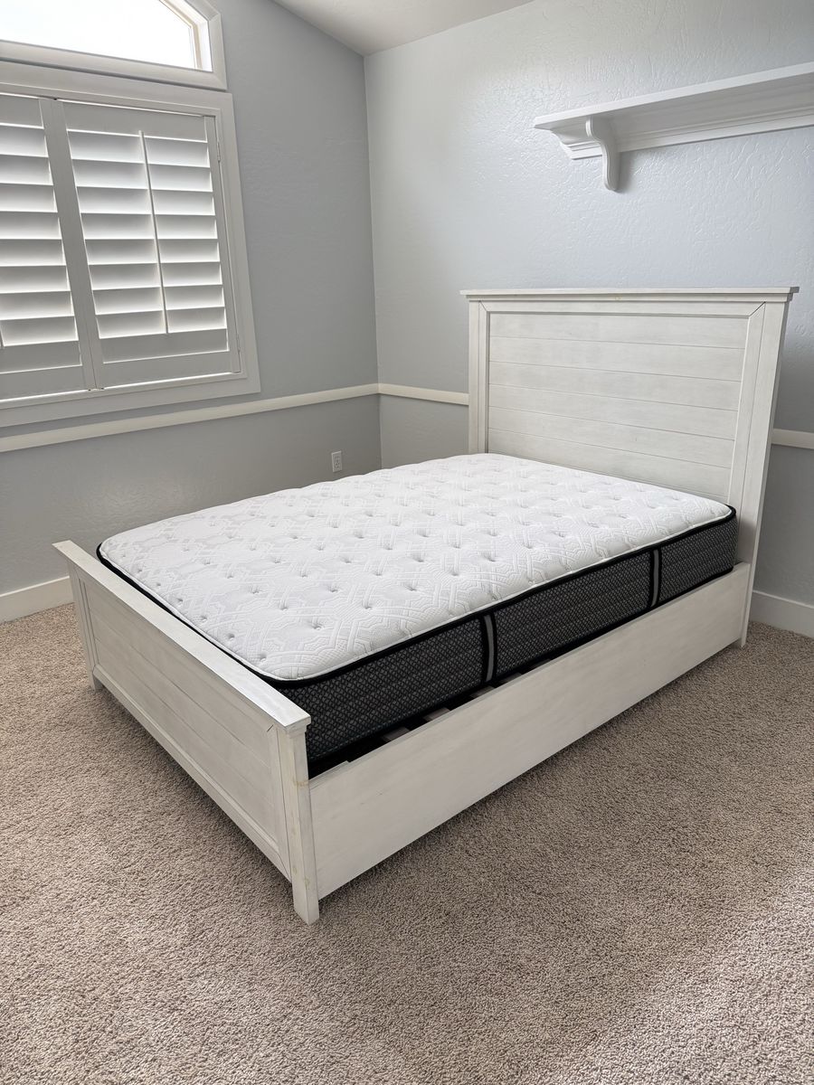 White Wood Full Size Bed Frame & Dresser with Hutch - Excellent Condition