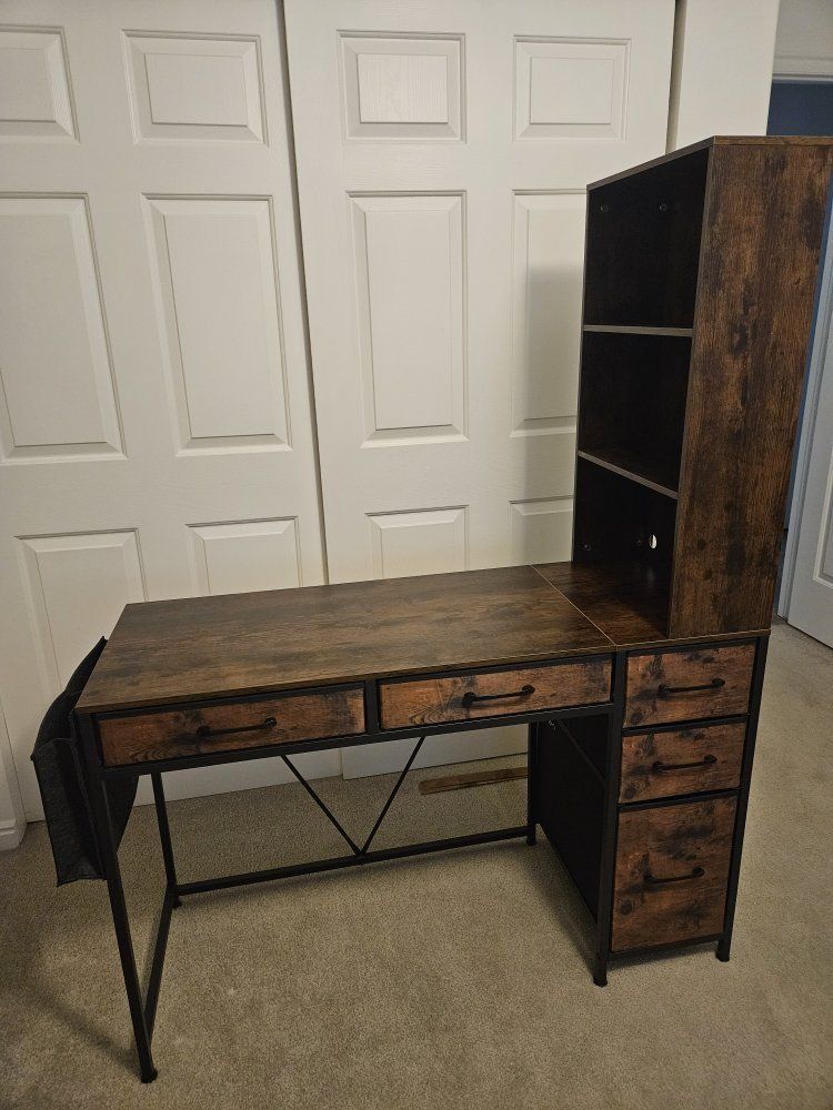 FREE Lightweight Small Computer Desk with side shelf, Fabric Drawers, and Side Pockets
