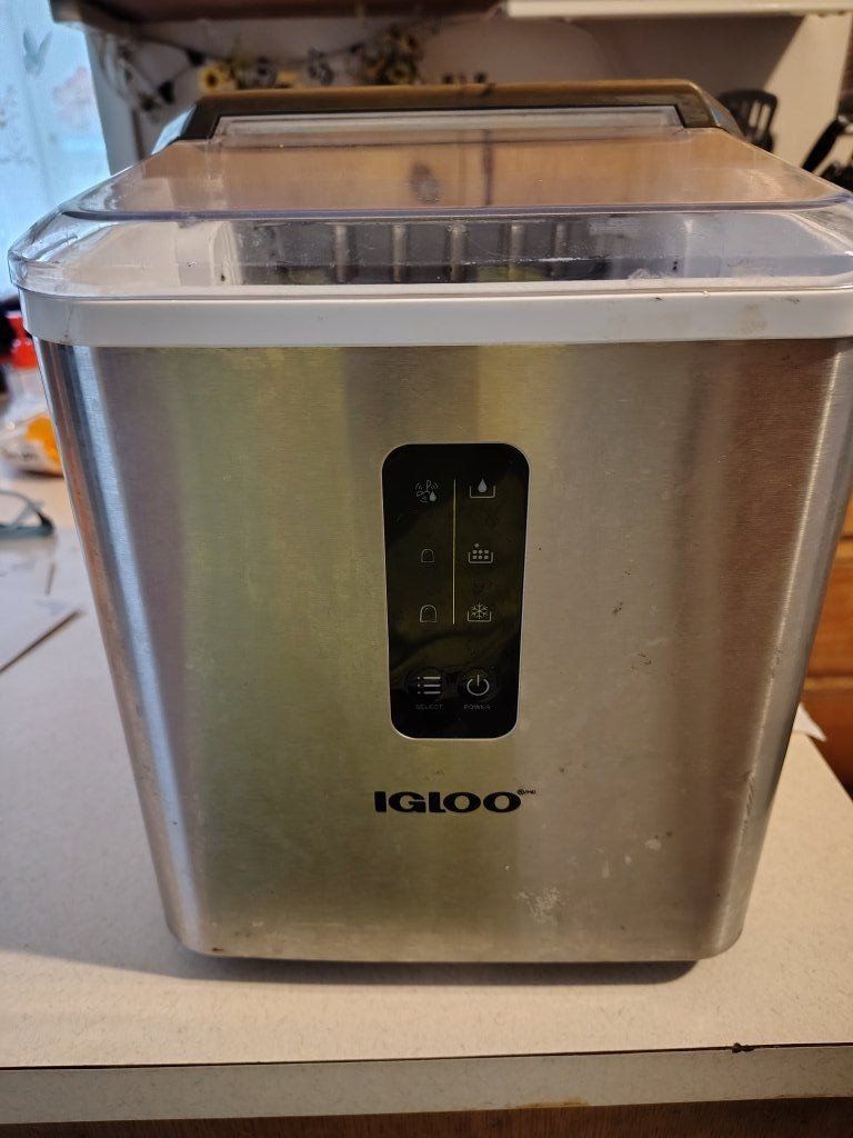 Igloo ice maker like new