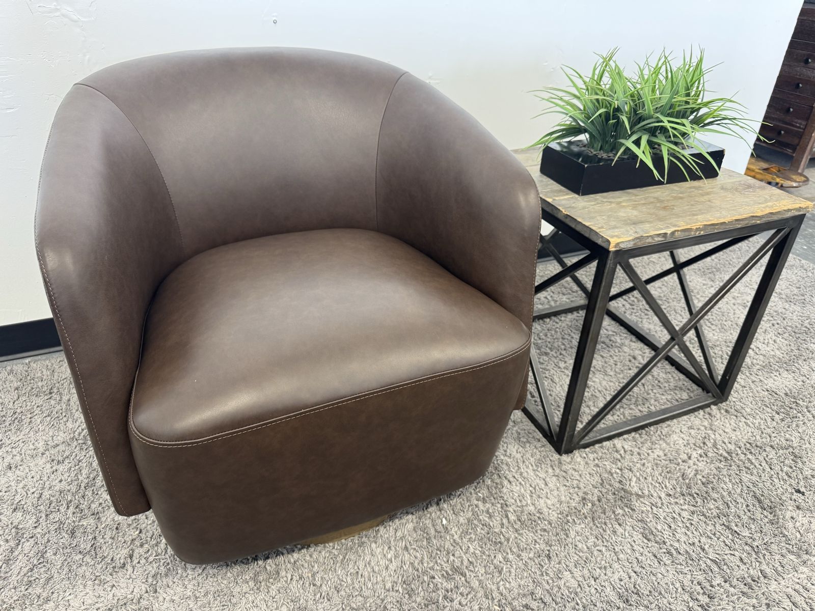 NEW COSTCO SWIVEL HENREDON ACCENT LEATHER CHAIR 