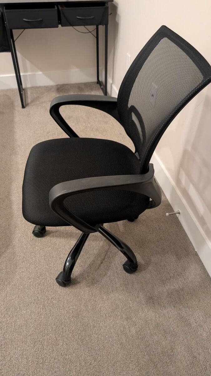 Like-New Office Desk and Chair Set – Compact and Modern