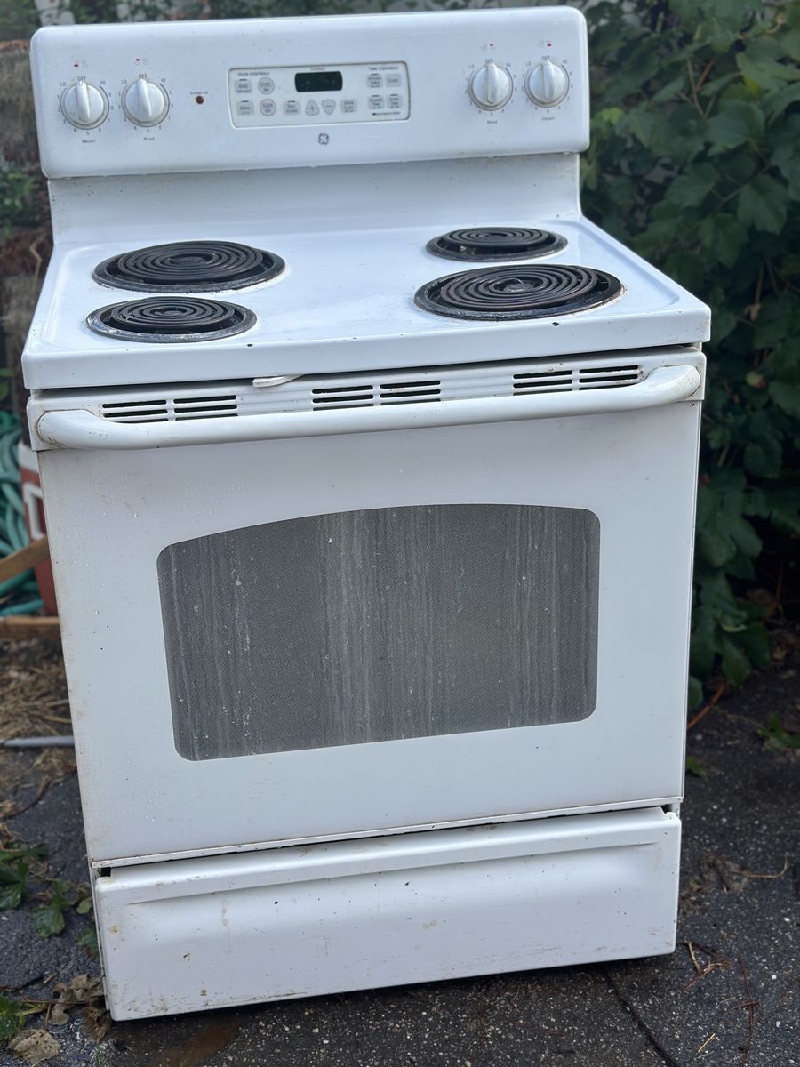 Working GE Electric Range Stove - White, Coil Burners, Used.  Quite dirty but it’s free