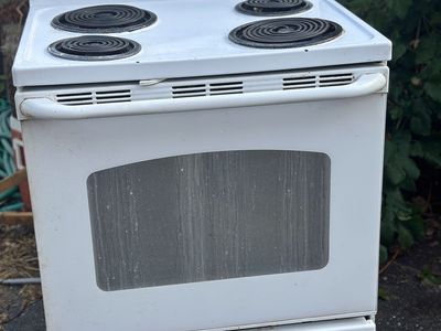 Working GE Electric Range Stove - White, Coil Burners, Used. Quite dirty but it’s free
