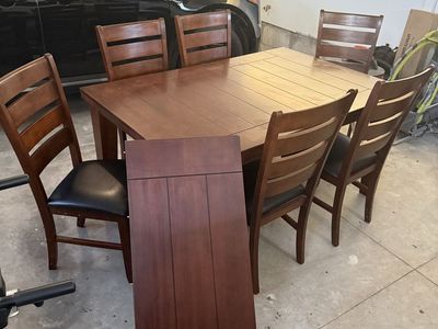Table set with chairs and leaf