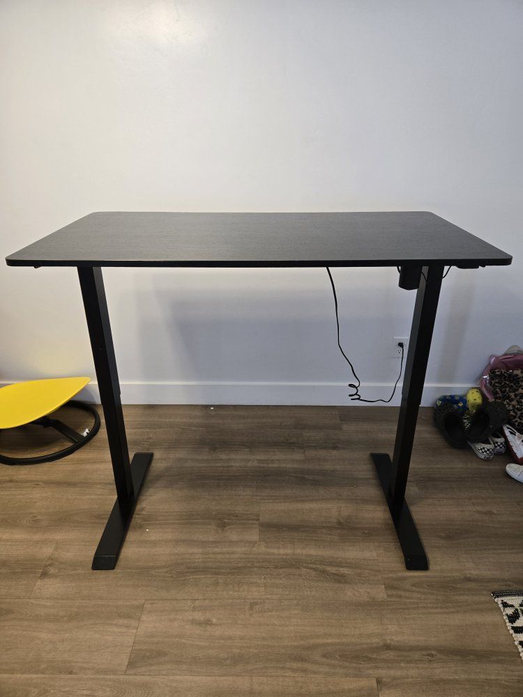 Adjustable standing desk