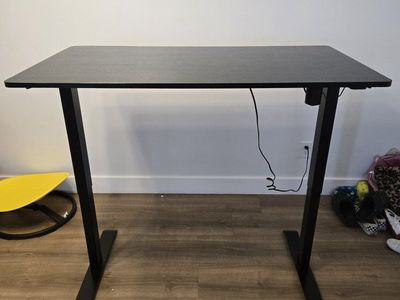 Adjustable standing desk