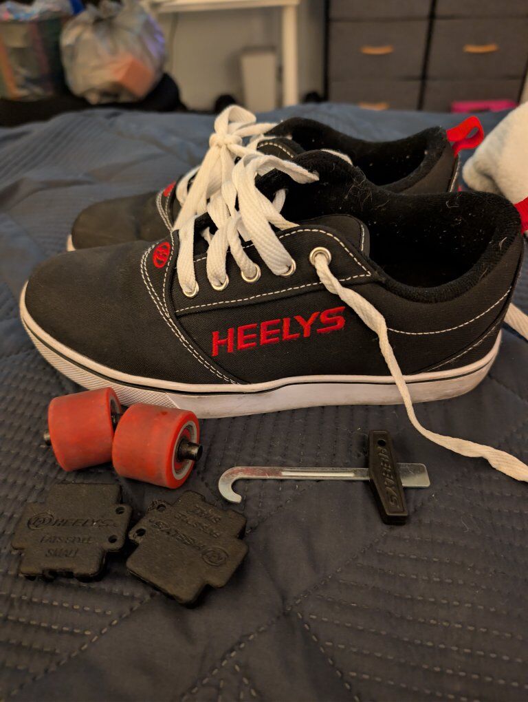 Youth size 6 Heelys skate shoes