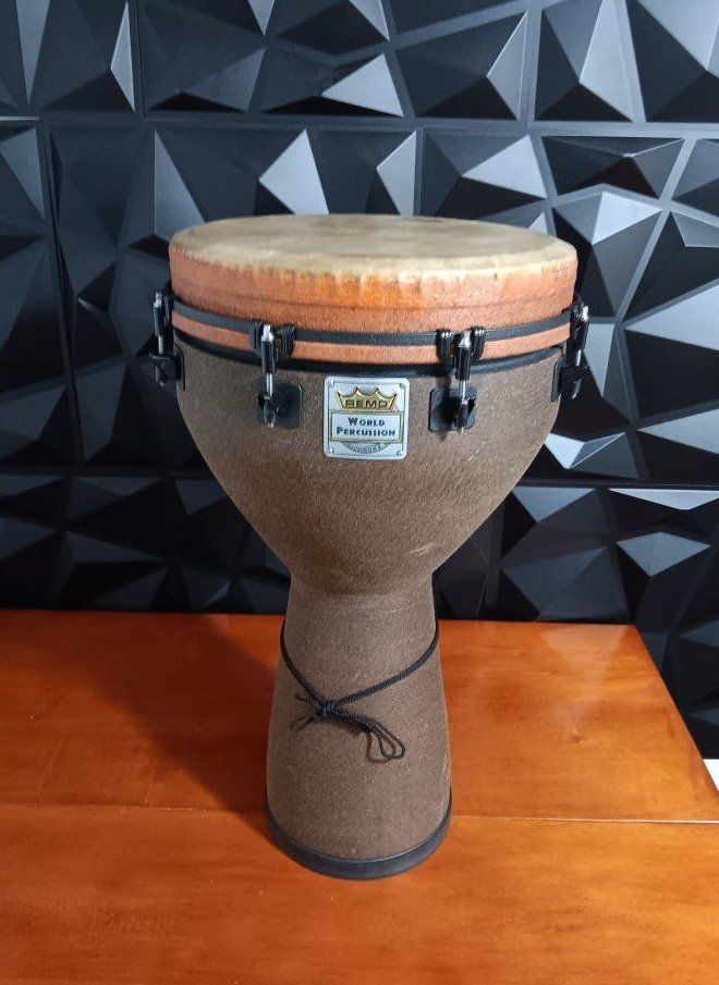 Remo Mondo Key Tuned Djembe 14" Diameter, 25" Height in Fabric Earth. Excellent Conditions! Carring Case included.