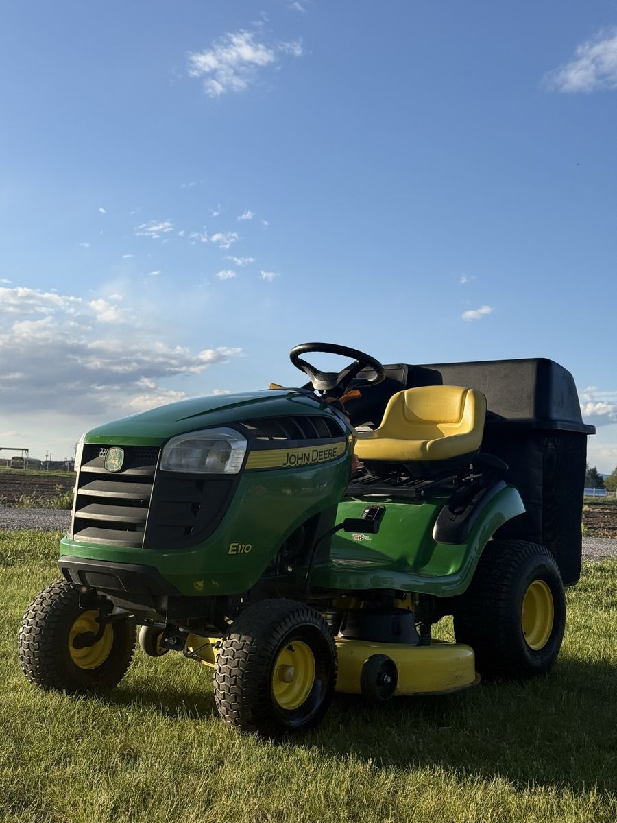 John Deere E110 Riding Lawn Mower – 71.8 Hours – Bagger Included