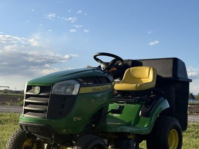 John Deere E110 Riding Lawn Mower – 71.8 Hours – Bagger Included