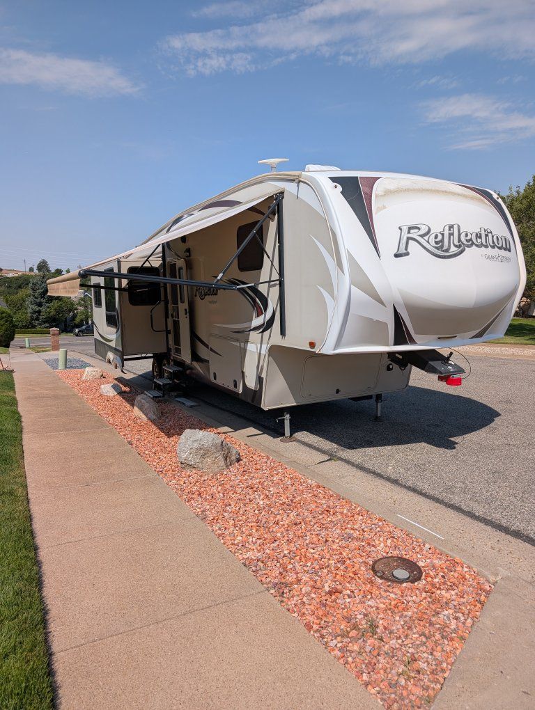 2016 Grand Design Reflection 337 RLS 5th wheel 
