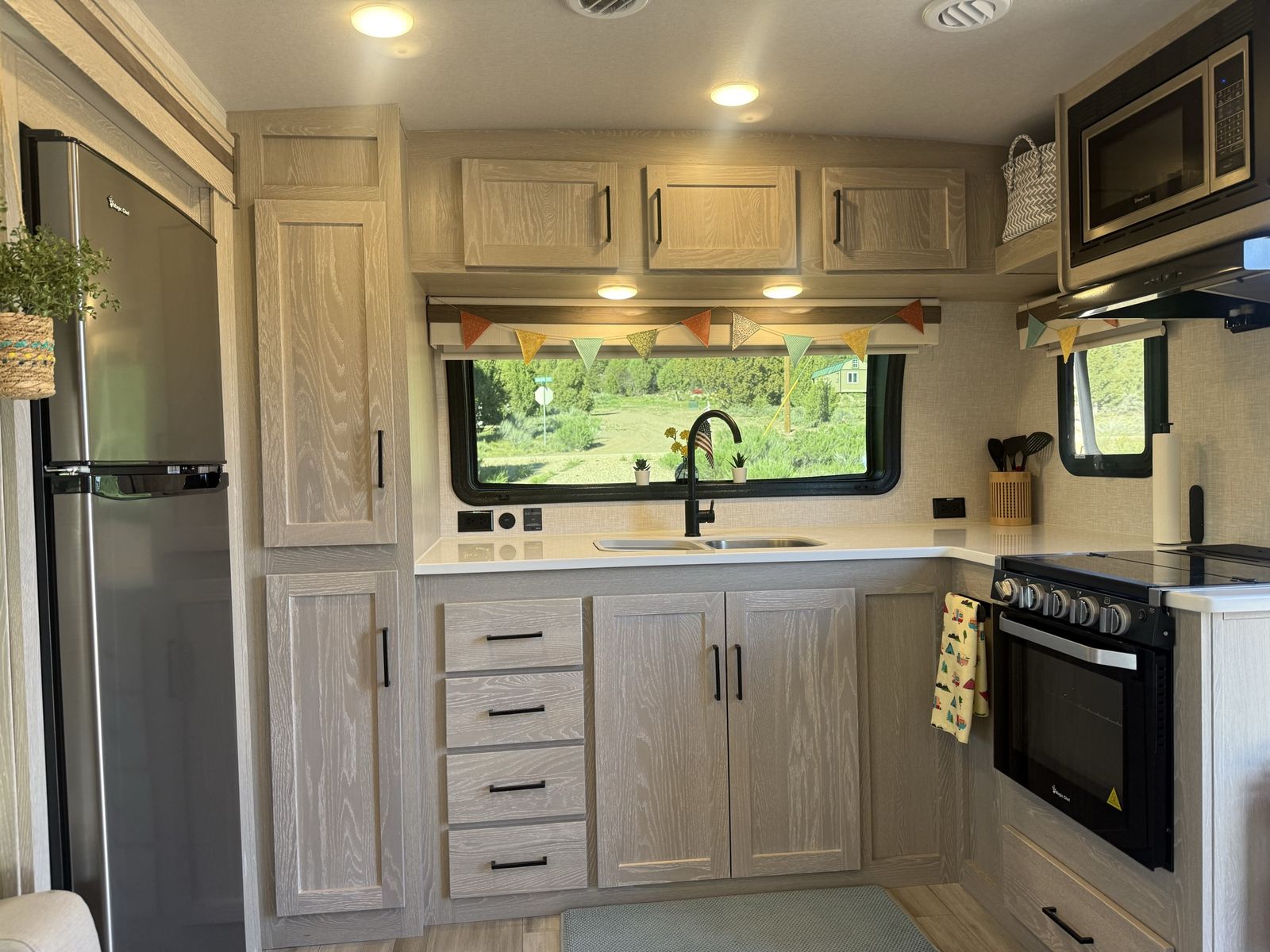 Rockwood Mini Lite Trailer 2516S w/ Front Kitchen - Like New 2023