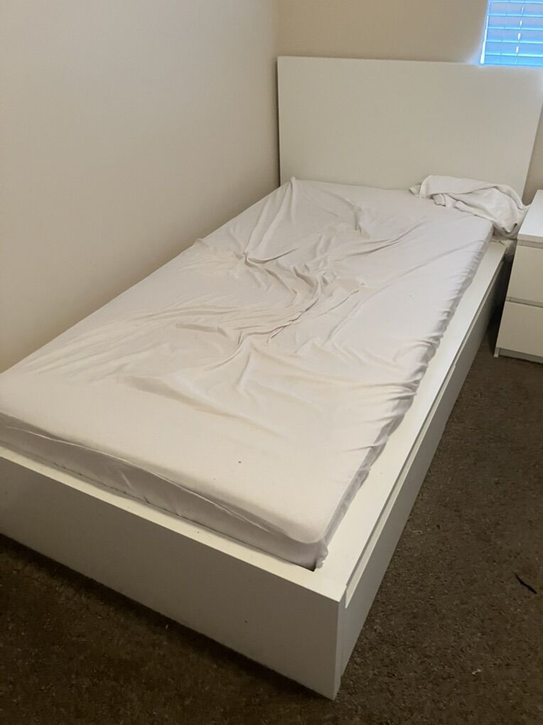 Twin Bedset with Side Tables