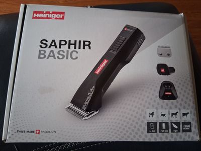 Grooming clippers and table