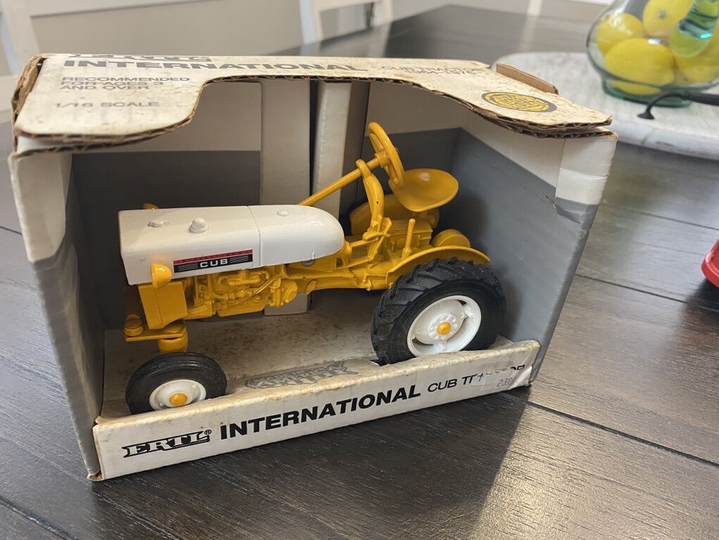 Rare Ertl International Cub Tractor 1:16 Scale