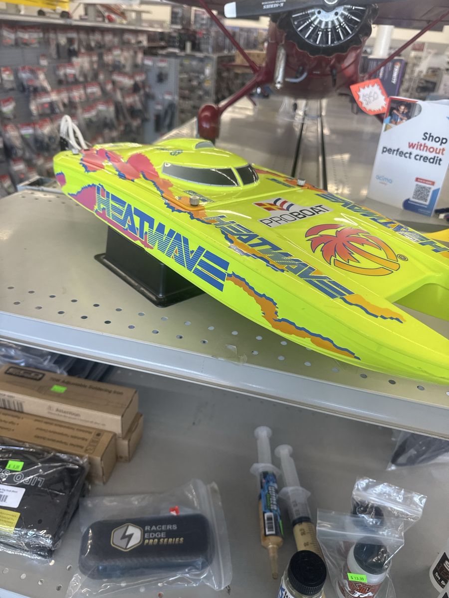Pro Boat blackjack 24 Heatwave RTR 6s w/2 3s batteries. RC speed boat