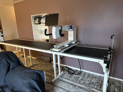 HandiQuilter Forte 24″ Longarm Quilting Machine with ProStitcher and Gallery2 Frame — Excellent Condition