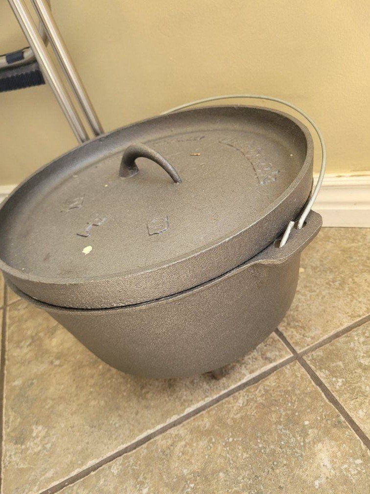 Camp Dutch oven