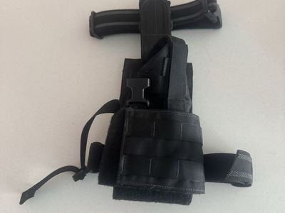 Tactical Drop Leg Holsters Set Black and Tan right hand