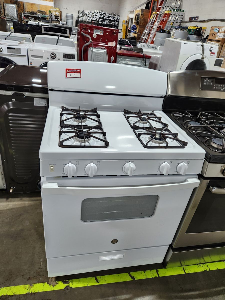 BEAUTIFUL WHITE GE 4 BURNER GAS RANGE! W-WARRANTY