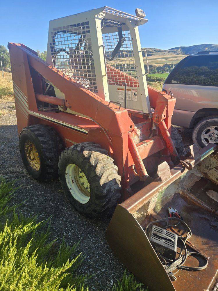 Gehl 5620 Skid Steer Loader with Bucket, snow blade  and Auger Attachment