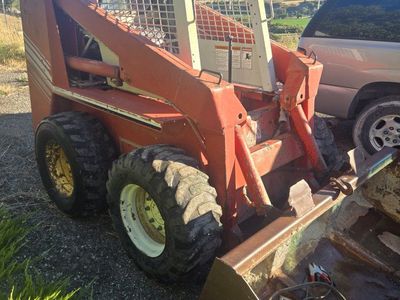 Gehl 5620 Skid Steer Loader with Bucket, snow blade and Auger Attachment