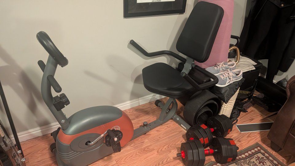 Recumbent Exercise Bike with Padded Seat and Adjustable Resistance, digital readout. like new.