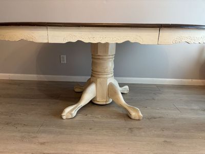 Pedestal Dining Table with Scalloped Edge