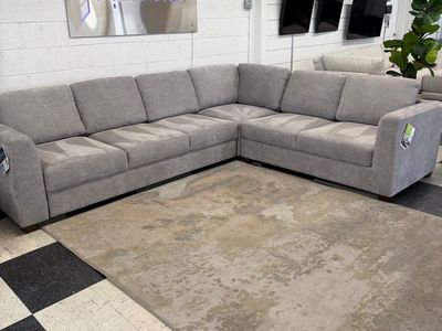 LIKE NEW!! COSTCO THOMASVILLE CALER CONVERTIBLE SLEEPER SECTIONAL W/ STORAGE SEATS!!