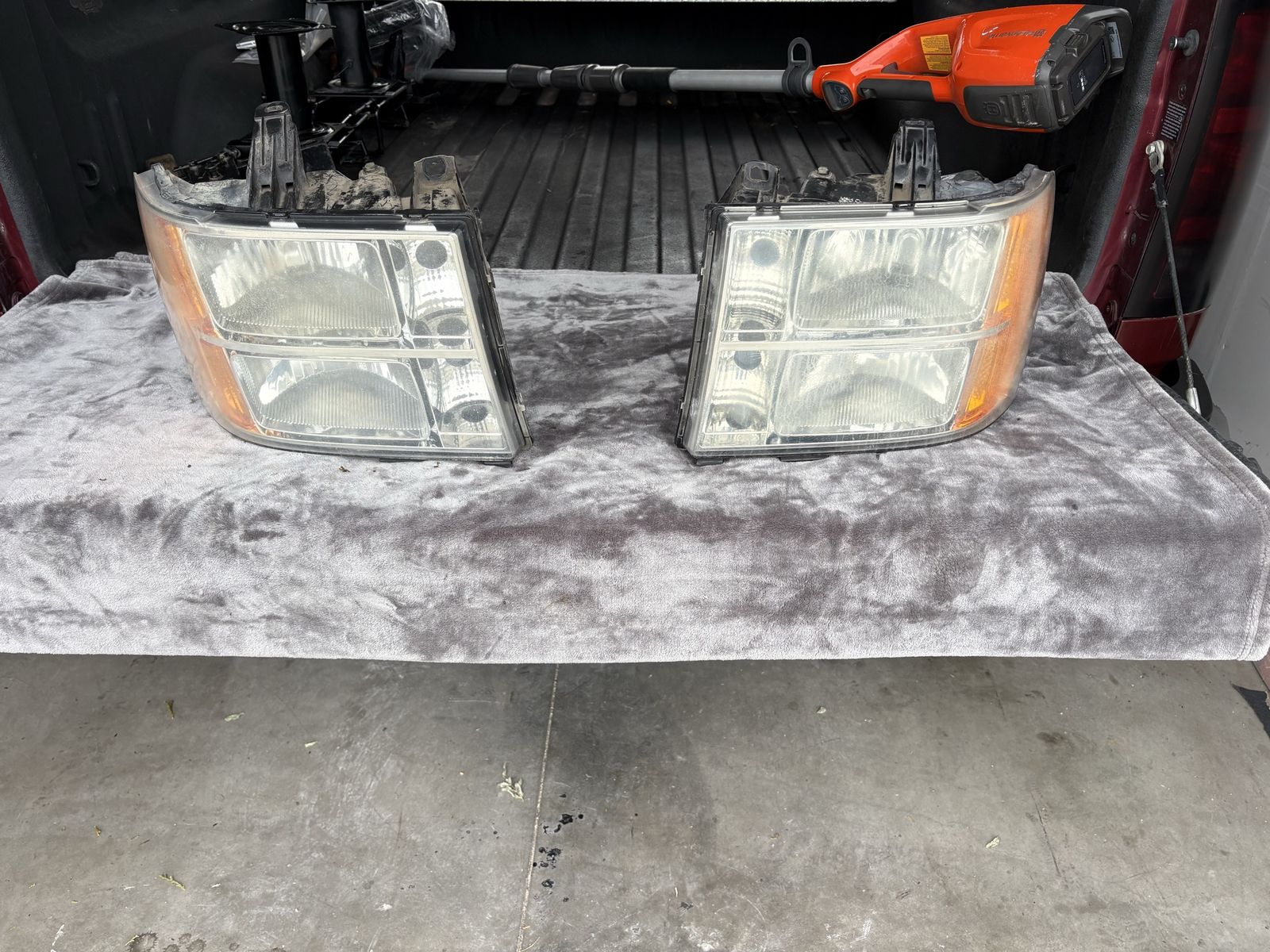 2014 Gmc 2500 headlights, fits 1500 too!