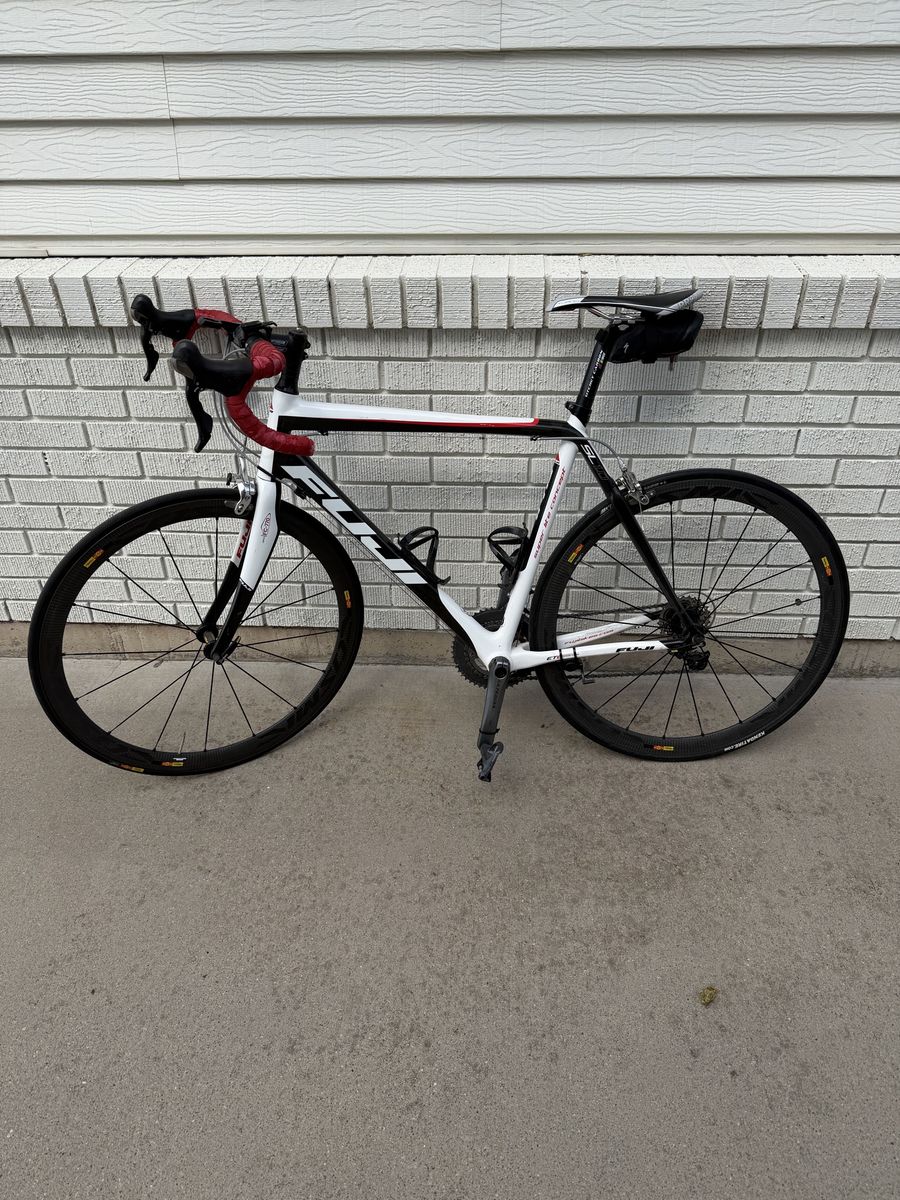 Fuji SL 1.0 Carbon Road Bike – Ultegra – Mavic Cosmic Carbon Wheels – 55cm