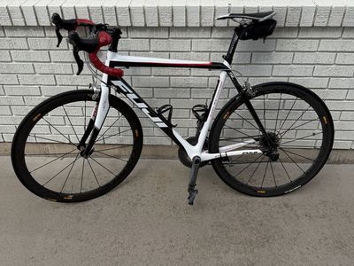 Fuji SL 1.0 Carbon Road Bike – Ultegra – Mavic Cosmic Carbon Wheels – 55cm