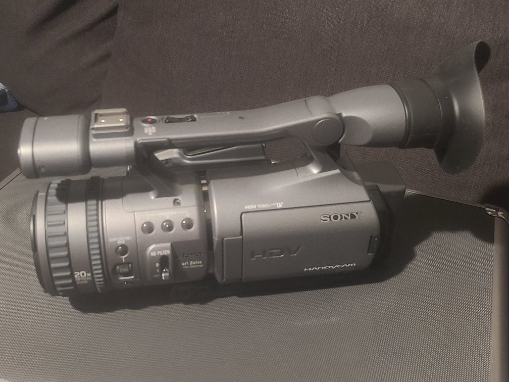 NEAR MINT Sony HDR-FX7 HD Camcorder MiniDV Video Camera W/ Case And Accessories.