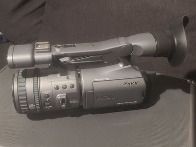 NEAR MINT Sony HDR-FX7 HD Camcorder MiniDV Video Camera W/ Case And Accessories.