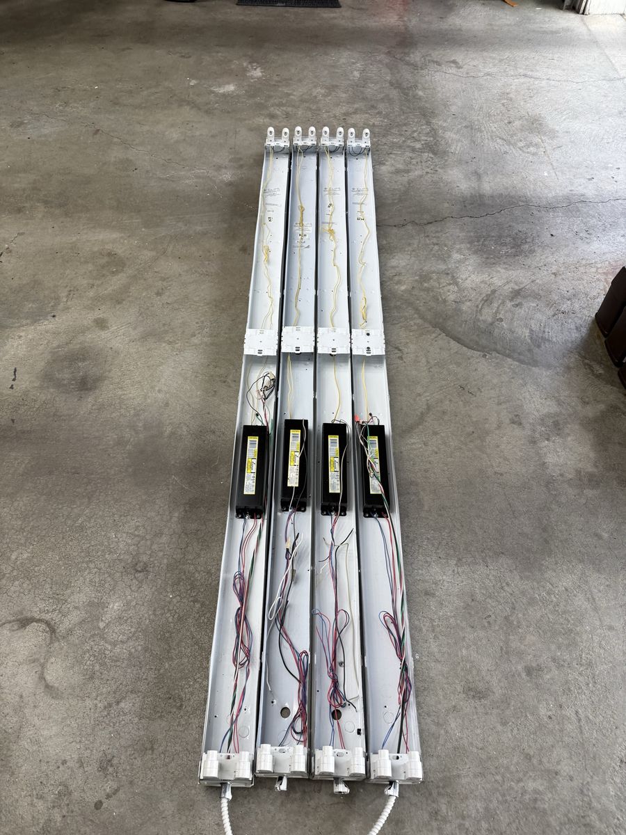 8’ Fluorescent light fixture