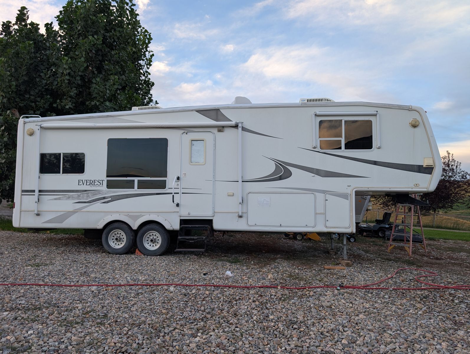 2003 Keystone Everest 34 ft Fifth Wheel RV Trailer with 2 Slide Outs and a Kingpin Hitch