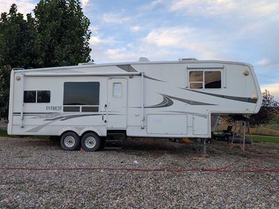 2003 Keystone Everest 34 ft Fifth Wheel RV Trailer with 2 Slide Outs and a Kingpin Hitch