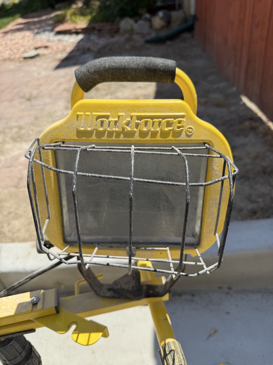 Workforce Dual Head Halogen Work Light on Adjustable Tripod Stand - Yellow