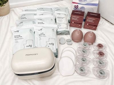 Momcozy Wearable Breast Pump bundle with Motif milk storage bags