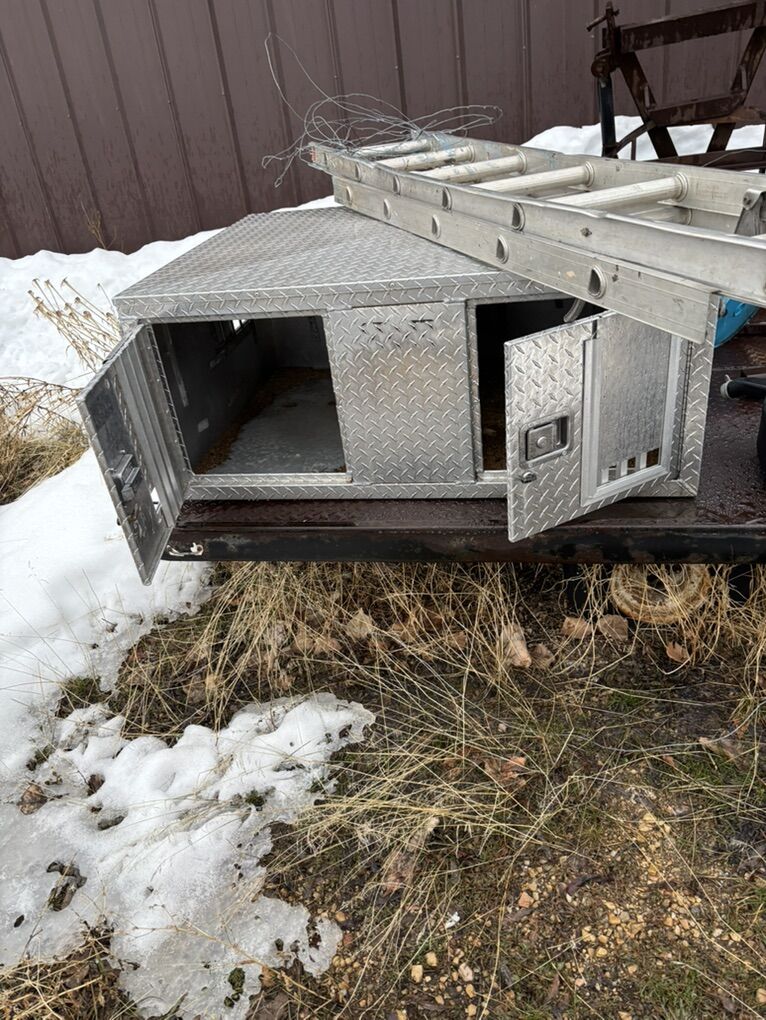 Double-Door Dog Box with Full Enclosure