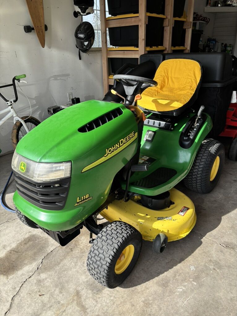 L118 John Deere Riding Mower