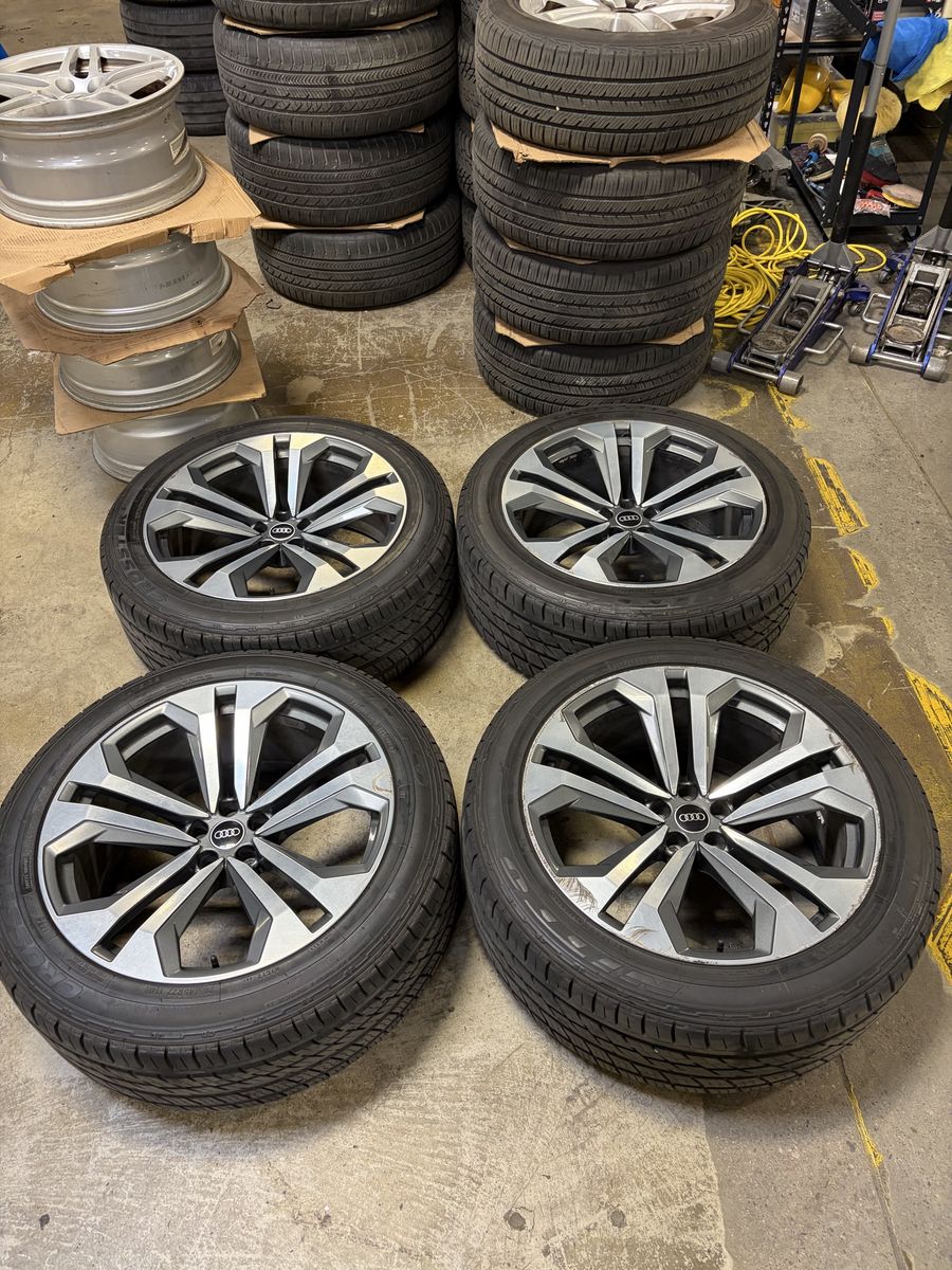 OEM AUDI Q8 Wheels and Nitto Tires 285/45/22