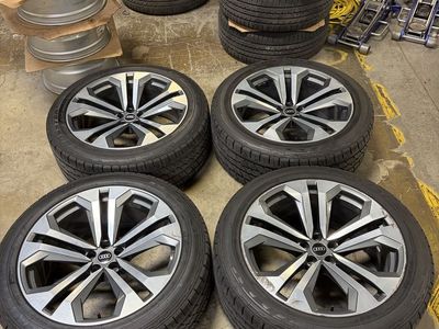 OEM AUDI Q8 Wheels and Nitto Tires 285/45/22