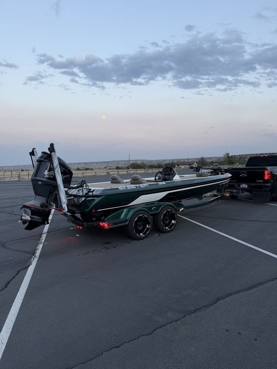 2007 Skeeter 21i Bass Boat - Hydrotech Engine, Power-Poles, Lowrance/Humminbird, Ultrex Trolling Motor
