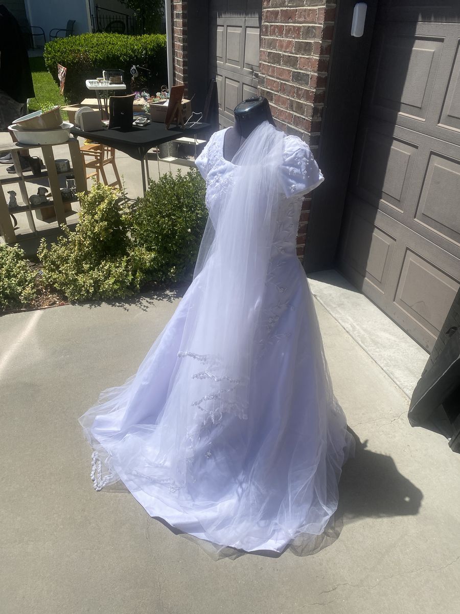 Women’s wedding dress 