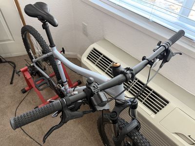 Co-op Cycles Mountain Bike Large Aluminum Frame SR Suntour Fork