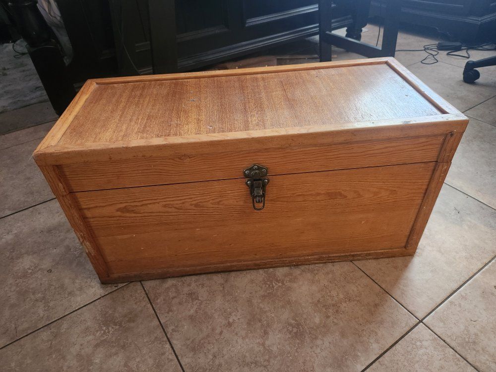 Vintage Solid Wood Storage Trunk Chest with Removable Upper Tray