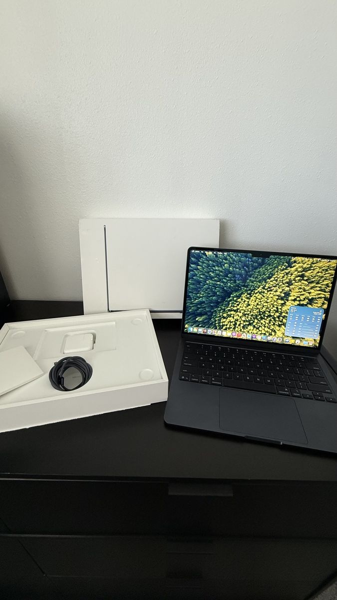 Like New 2025 Apple Macbook Air 13” M4, 256GB, 16GB RAM