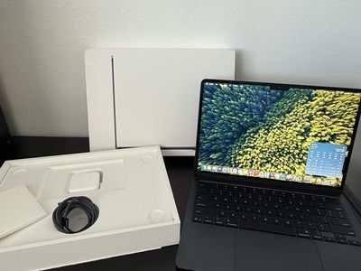 Like New 2025 Apple Macbook Air 13” M4, 256GB, 16GB RAM